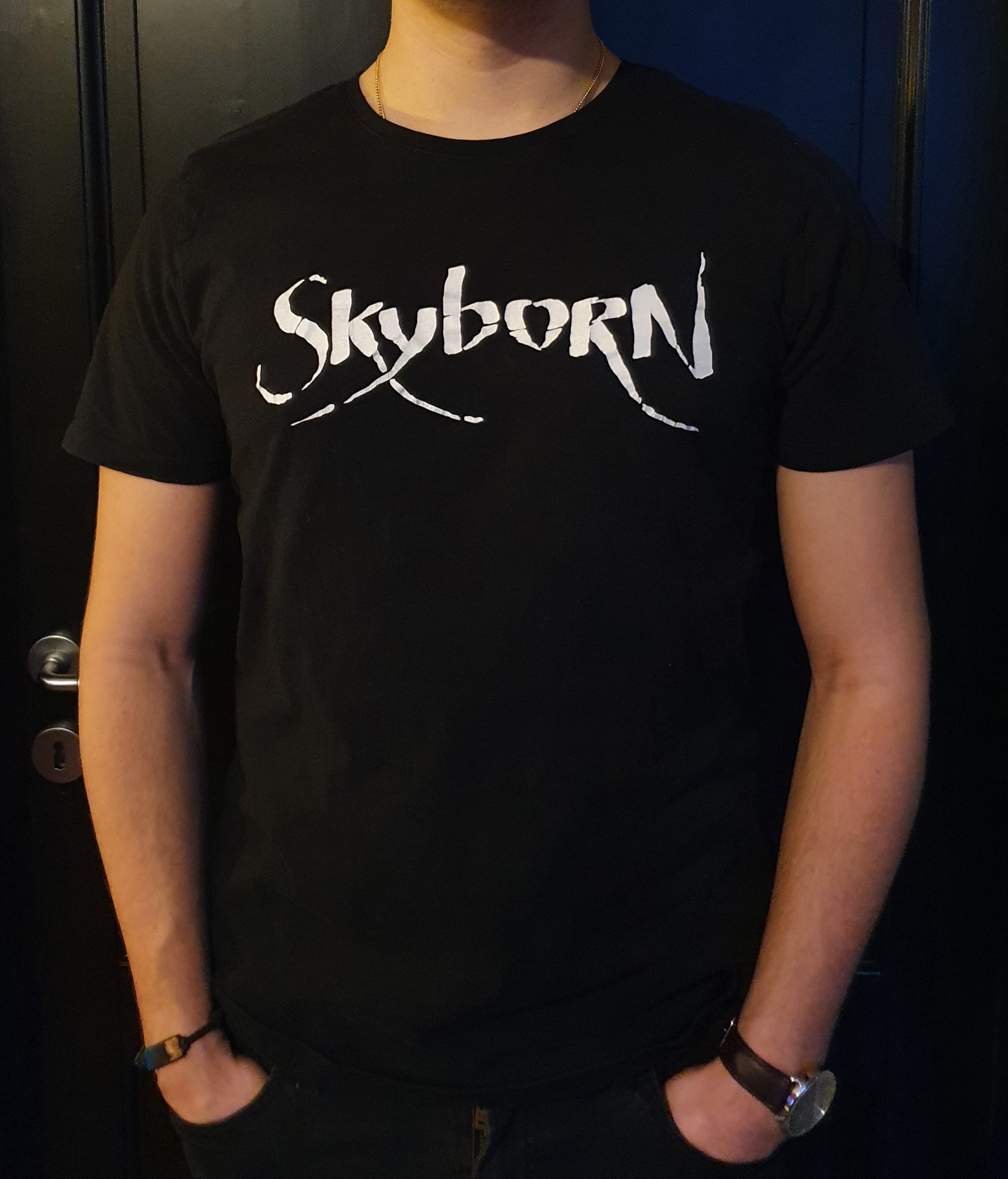 t-shirt mit skyborn-Aufdruck